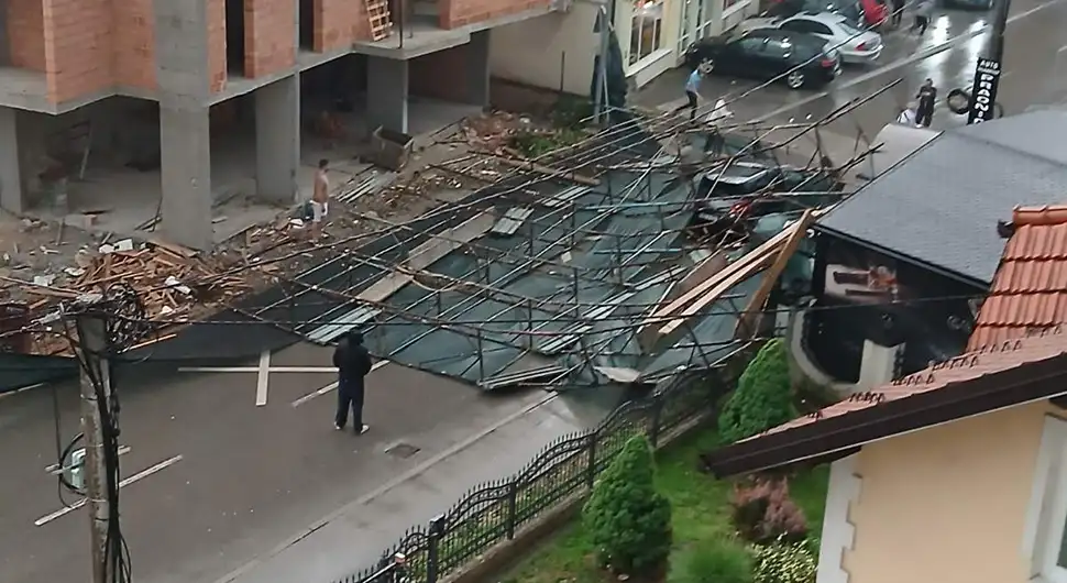 Полиција истражује пад грађевинске скеле у Добоју