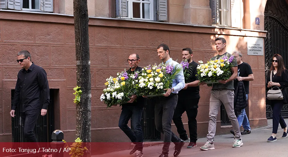 Болно сјећање: Људи се окупљају испред ОШ Владислав Рибникар