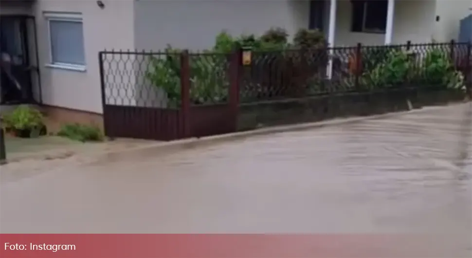 Људи у шоку гледају како им вода надире у дворишта! Улице већ потопљене