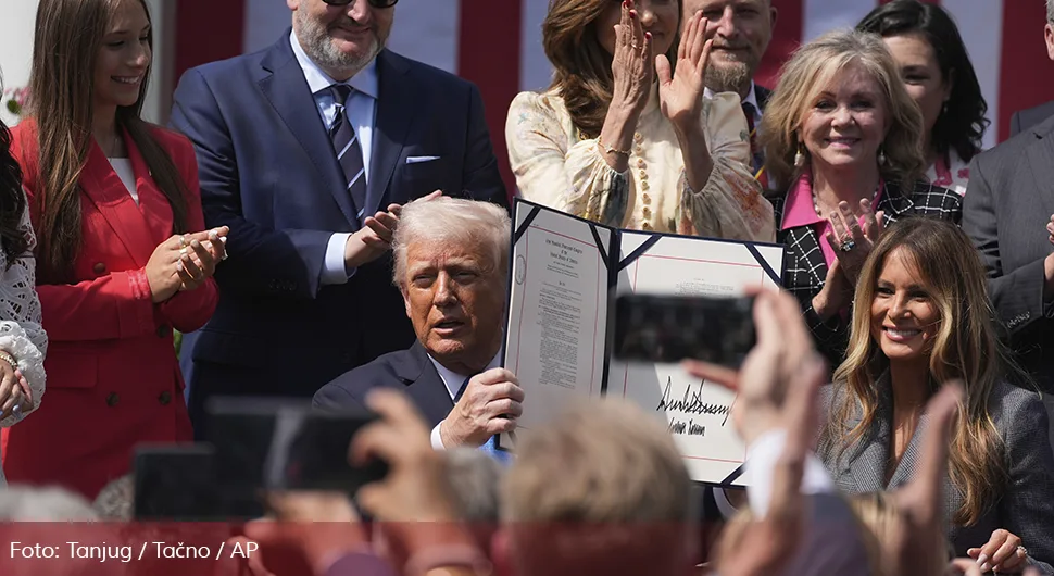 Трамп потписао нови закон: Огласила се и Меланија