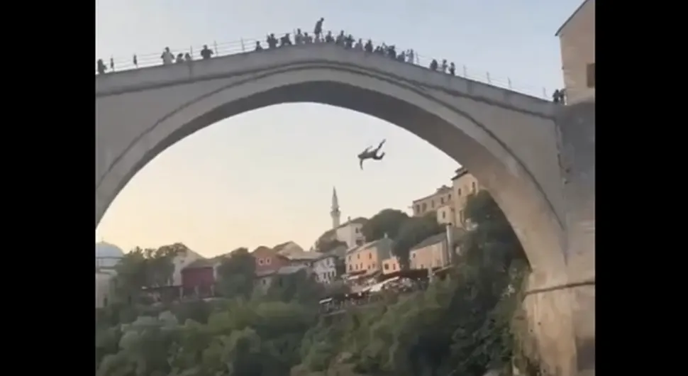 Није непознат: Ово је туриста који је скочио са Старог моста
