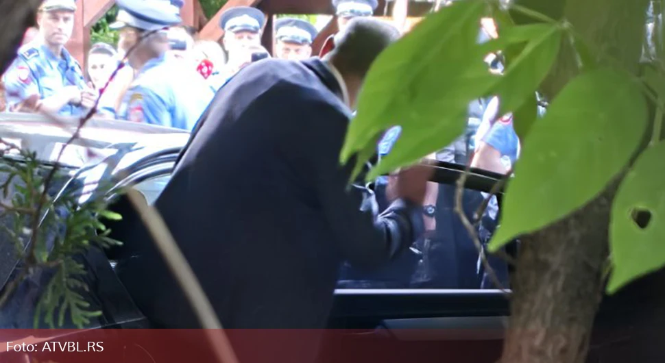 Шта је Миличевић рекао присталицама након што је изведен из куће