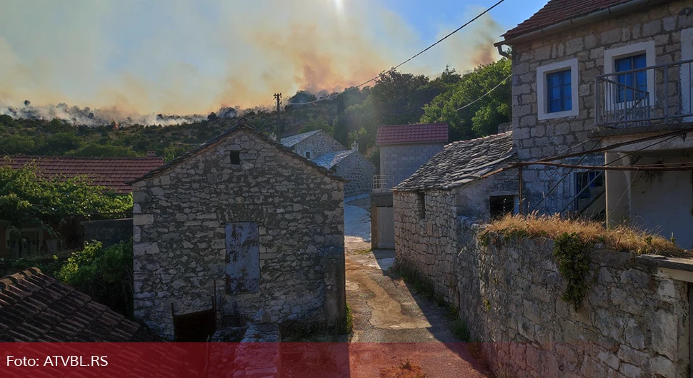 Алармантна ситуација у Требињу - ватра пријети кућама, затворен пут