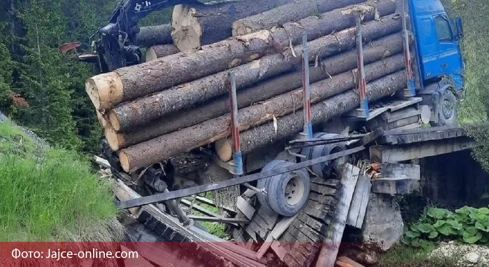 Камион натоварен балванима срушио мост на Влашићу
