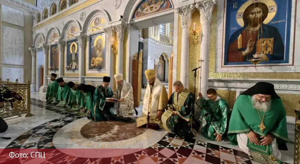 Свечано испраћена рука Светог Саве послије литургије коју је служио патријарх Порфирије