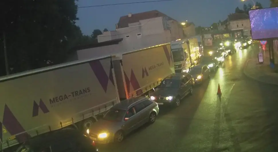 Колоне возила чекају на излазу према Хрватској