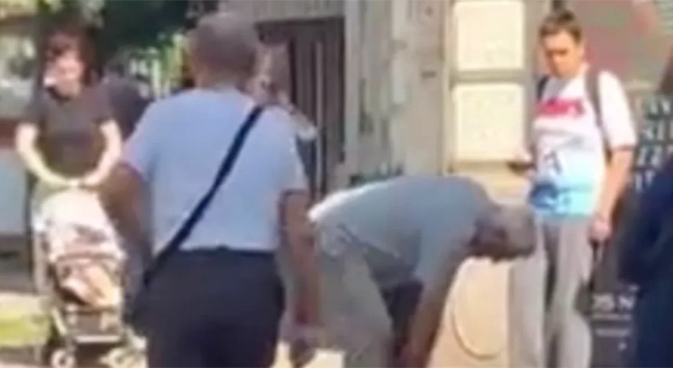 Човјека угризла змија док је ходао центром града