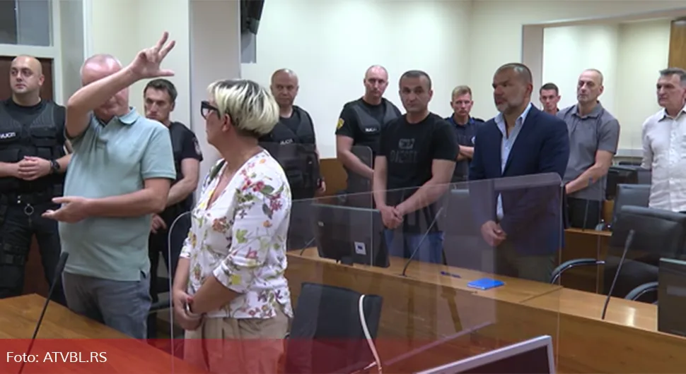 Детаљи са изрицања пресуде: Ђукановић са три прста ка камери дочекао казну