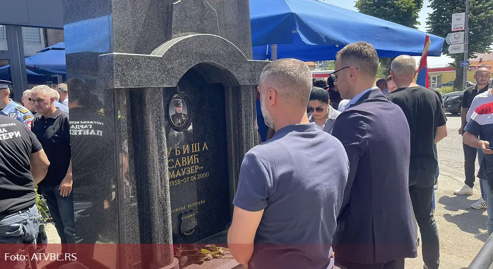 Одавање почасти команданту Гарде "Пантери" Љубиши Савићу Маузеру