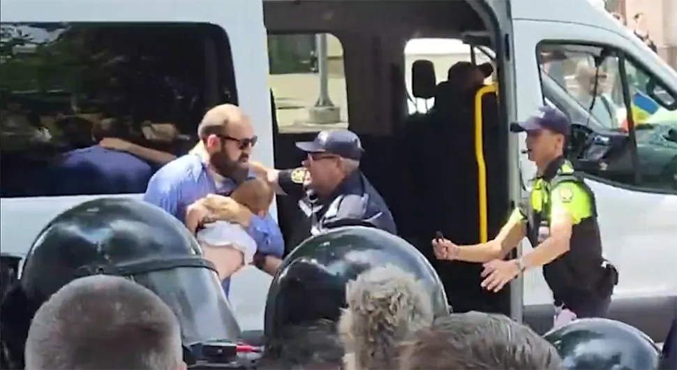 Полиција ударила на противнике ЛГБТ параде: Туку свештеника и хапсе родитеље са дјецом