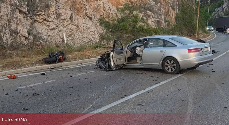 Стравичан удес два мотора и аута: Једна особа погинула, друга тешко повријеђена