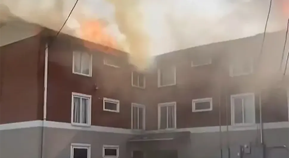 Комшије снимиле мајку како баца бебу кроз прозор са другог спрата
