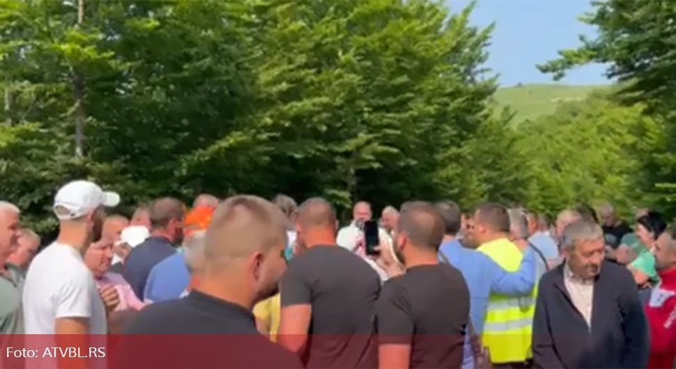 Састали се мјештани са обје стране границе који протестују због прелаза Равно