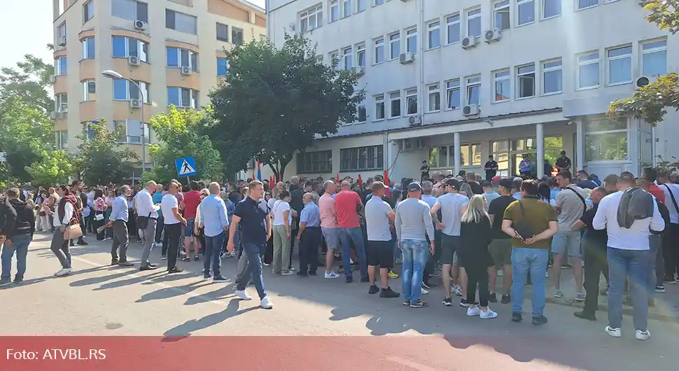 Грађани и присталице СДС-а испред зграде Суда, чекају рочиште Миличевићу