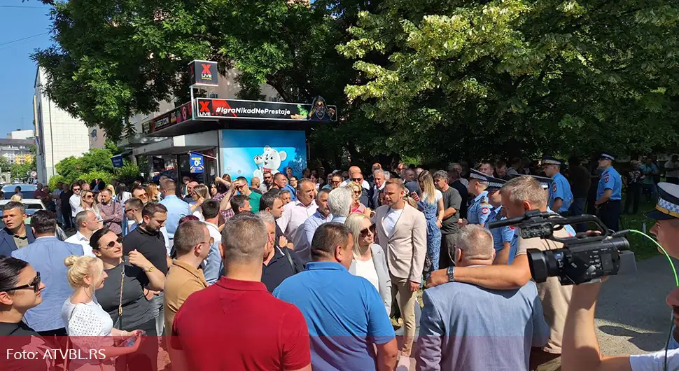 Окупљање испред Тужилаштва због хапшења Миличевића