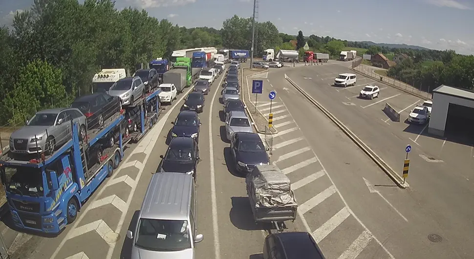 Огромне гужве на једном граничном прелазу