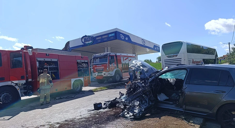 Судар аутобуса и аута: Језиви призори на мјесту, возач превезен на УКЦ