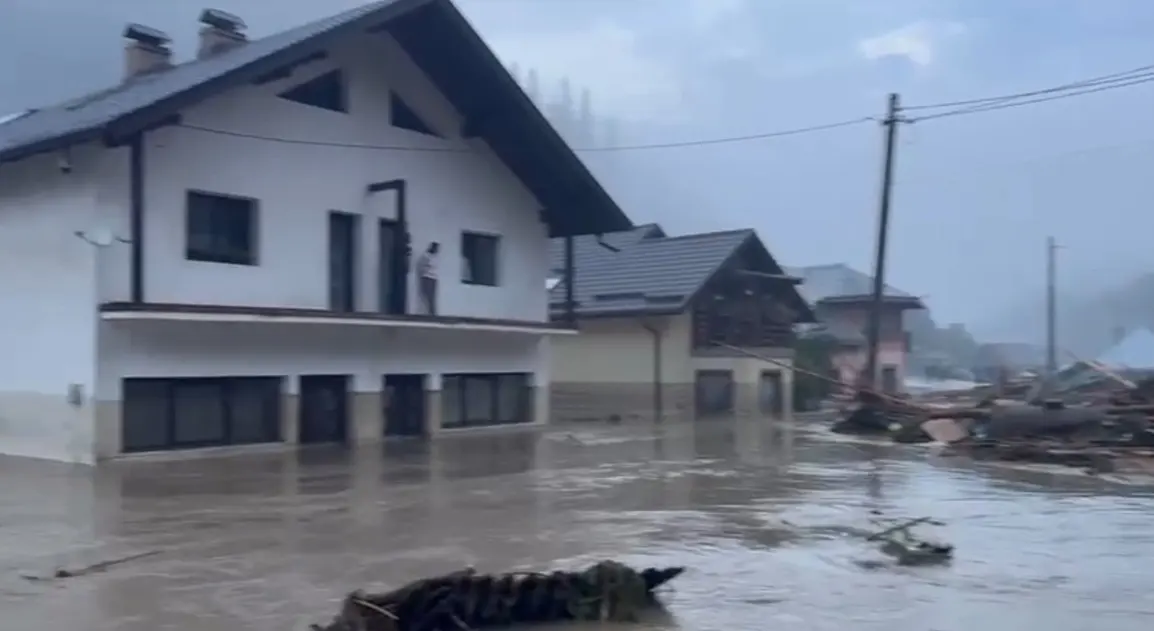 У великим поплавама куће однијела вода, има погинулих