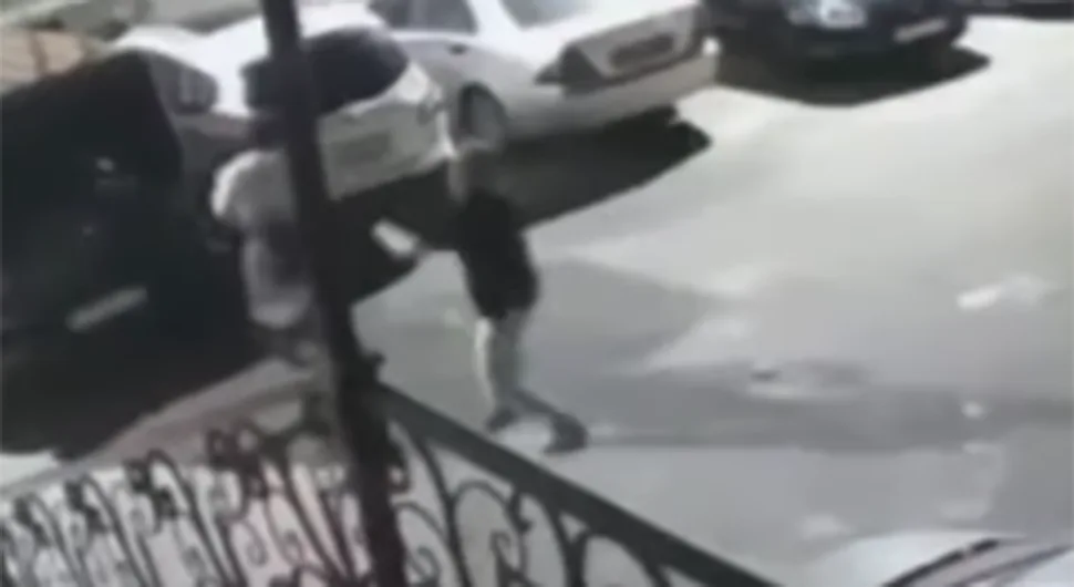 УЗНЕМИРУЈУЋЕ Познати ММА борац изашао из аутомобила, па 'попио' пет метака и преживио