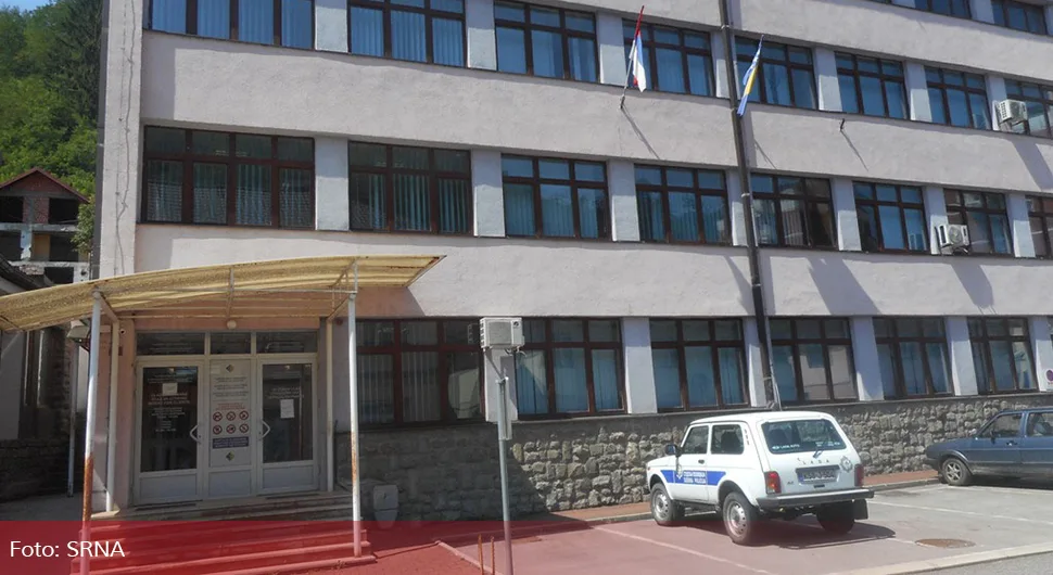 Сутра у Сребреници одавање почасти и полагање цвијећа код бивших логора за Србе