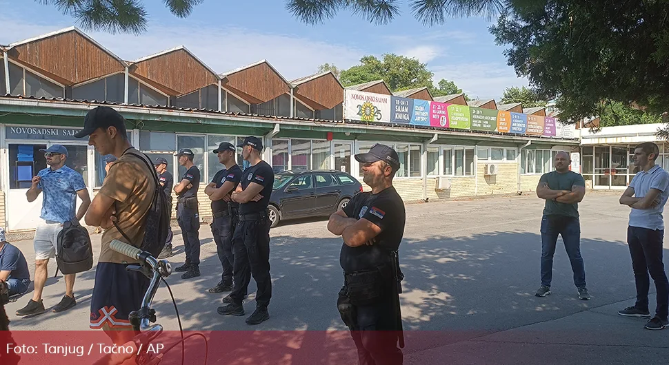 Група студената у блокади покушава да спријечи полагање испита на Новосадском сајму