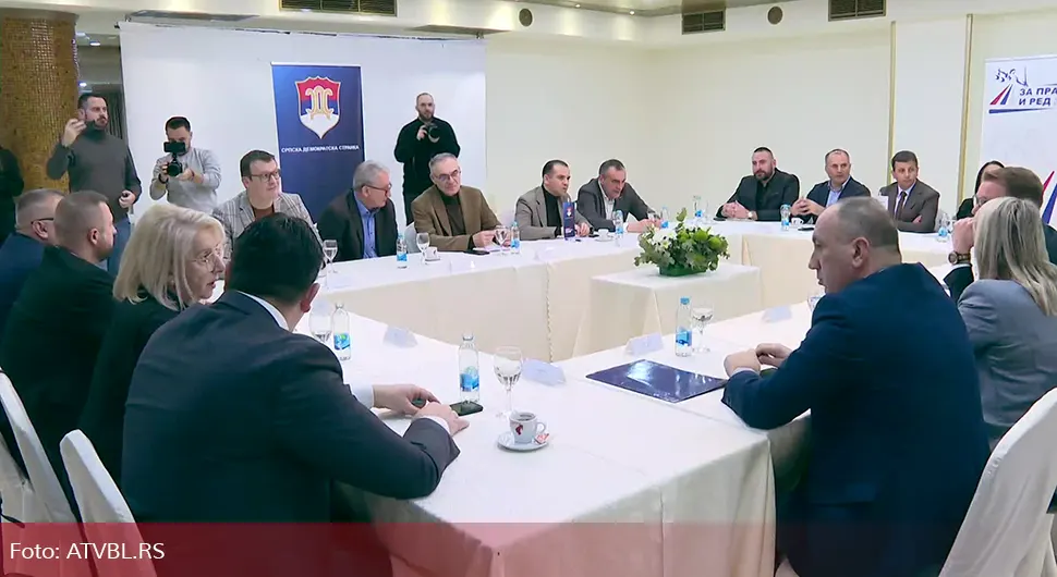 Опозиција у расулу: Странке не могу једна са другом, сукоби и унутар партија