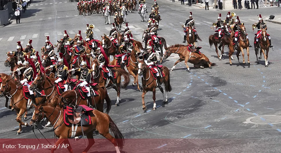 Војник се сам посјекао на паради, коњи подивљали пред Макроном