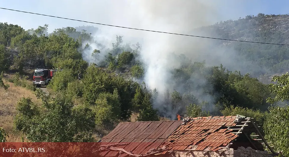 Пожари у Требињу и даље активни