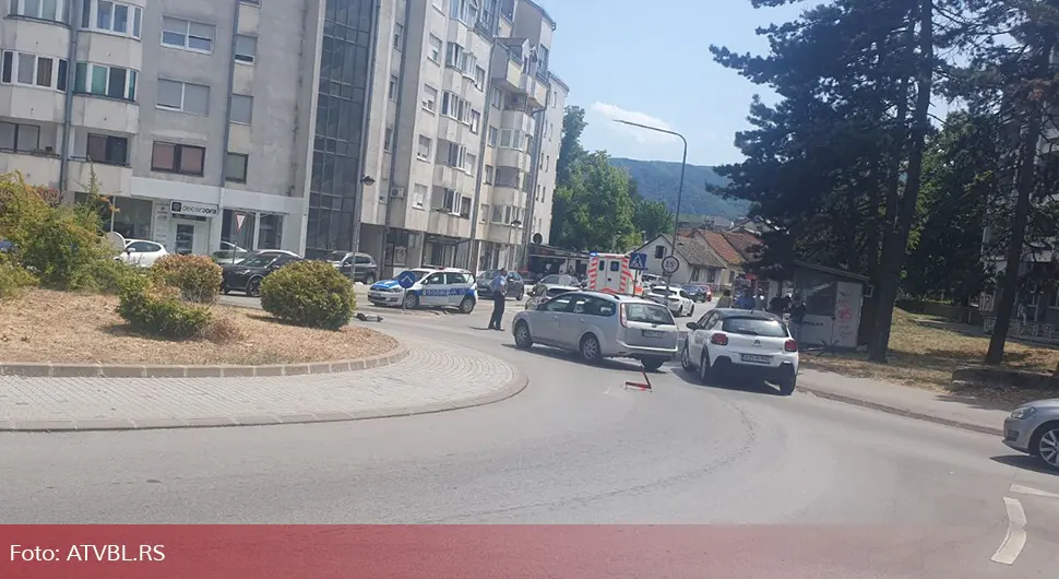 Судар у Бањалуци: Аутомобил ударио бициклисту и возача тротинета