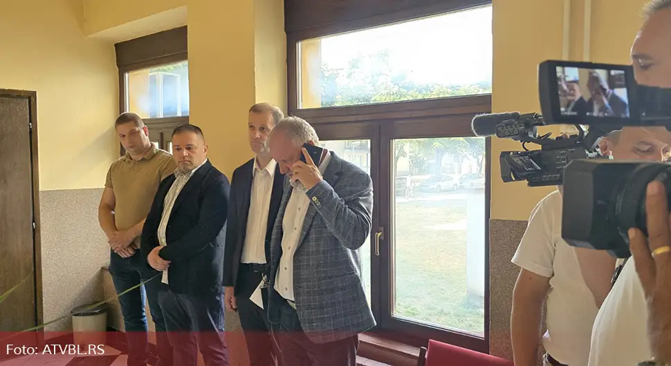 Наставља се драма у Теслићу: Шкребић зове полицију, не дају му ући у канцеларије