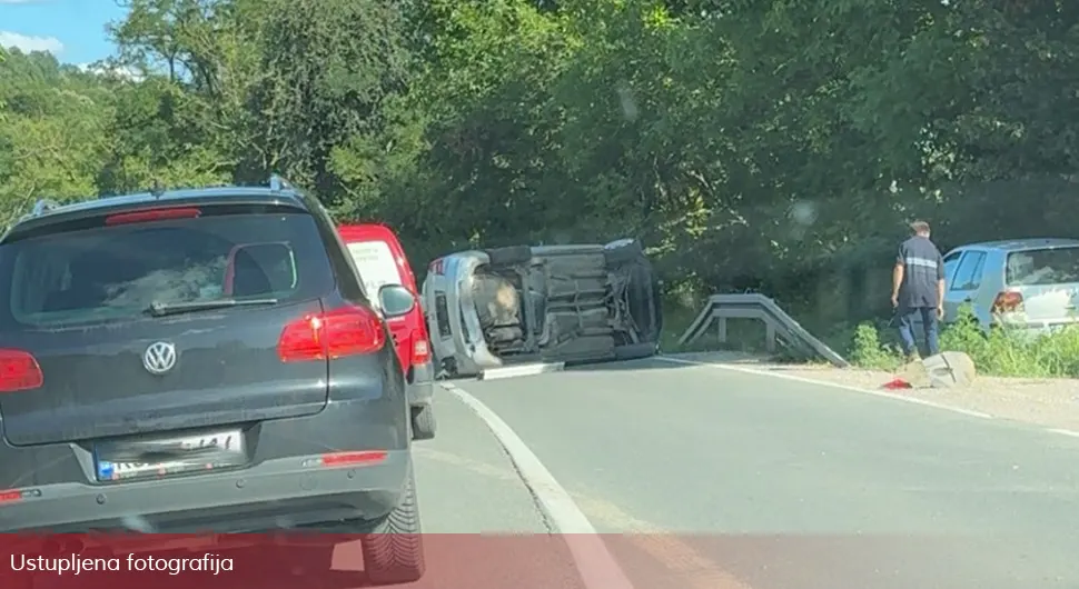 Удес на путу Бањалука - Челинац: Аутомобил завршио на боку!