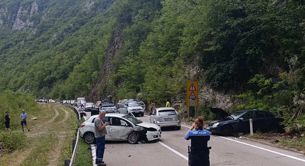 Тежак удес између Бањалуке и Јајца, саобраћај потпуно обустављен