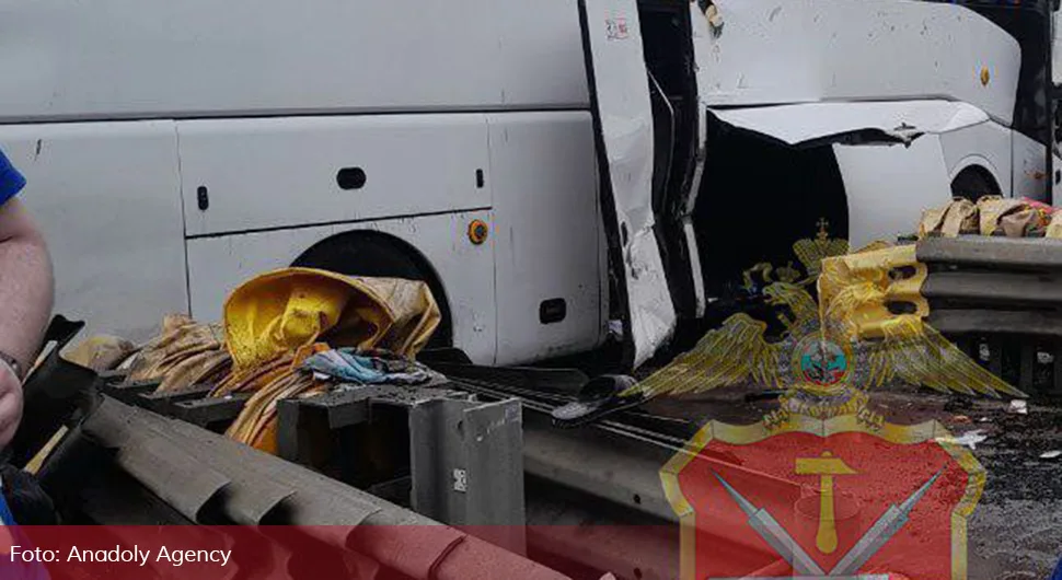 Тешка несрећа код Москве: Аутобус пун путника ударио у рампу