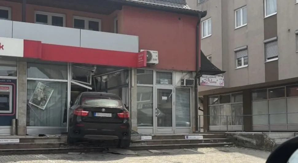 Тешка несрећа у Теслићу: Аутомобилом улетио у банку!