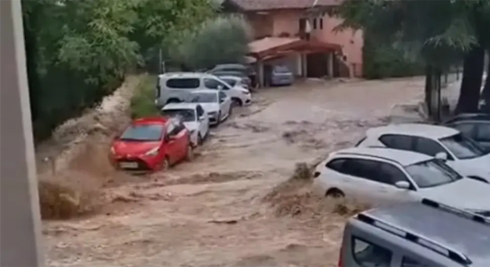 Потоп у Словенији: Бујице носе све пред собом, путеви затворени