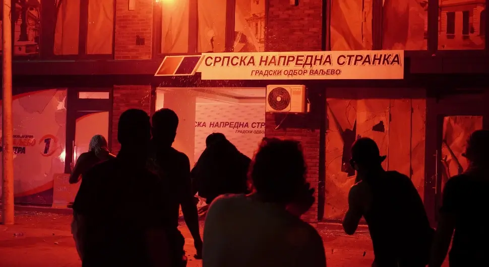 Демонстранти запалили просторије СНС-а у Ваљеву и демолирали улаз у Градску управу