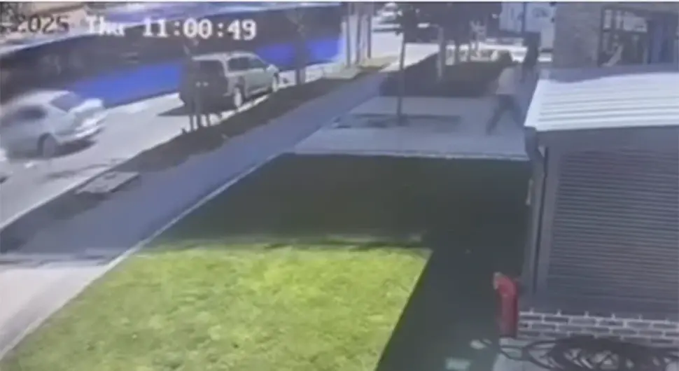 Објављен снимак несреће у којој је аутобус усмртио дјевојчицу