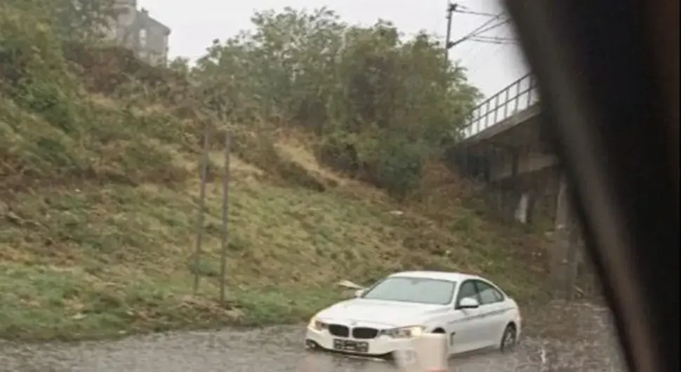 BMW остао заробљен у води високој готово пола метра