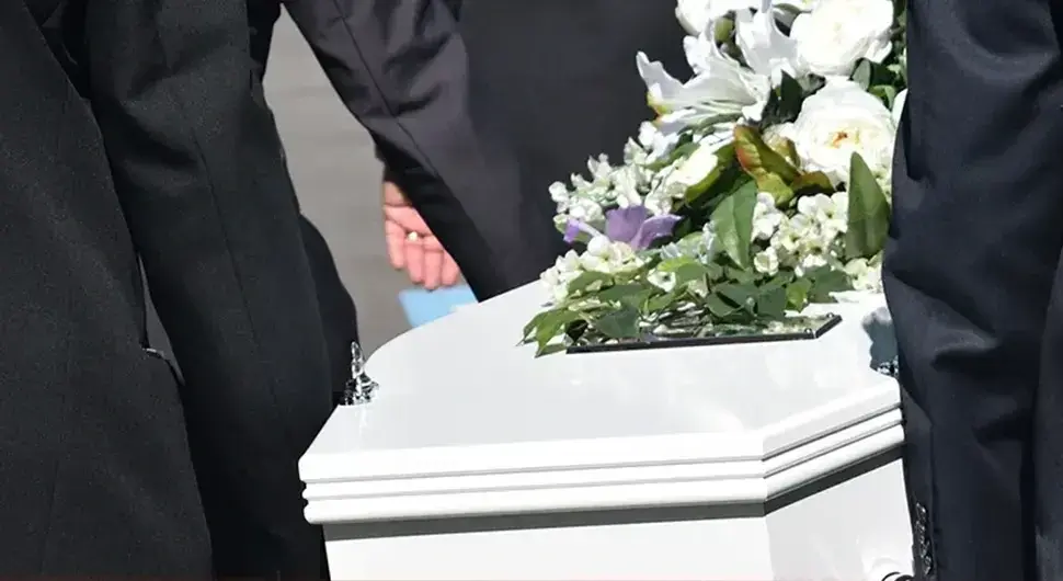 Свештеник оштро критиковао овај обичај на сахранама: ''Ругате се мртвима''