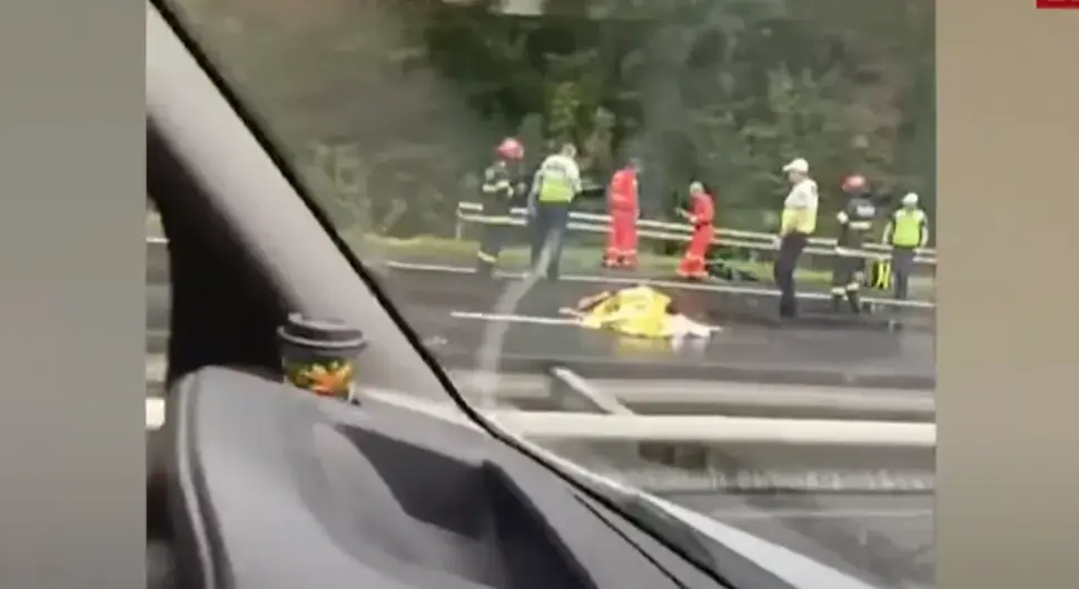 Узнемирујући видео са мјеста гдје су се двоје младих у загрљају бацили под камион