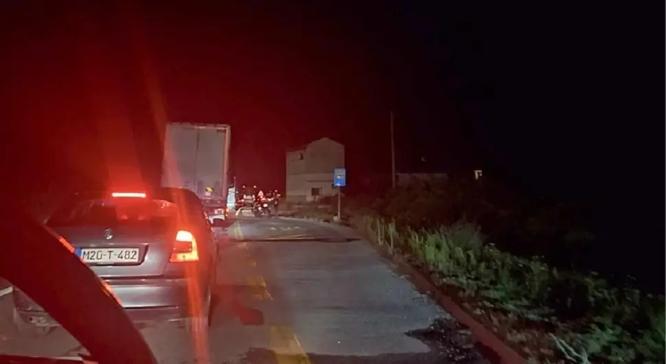 Тешка несрећа код Жепча, двије особе повријеђене у судару три возила