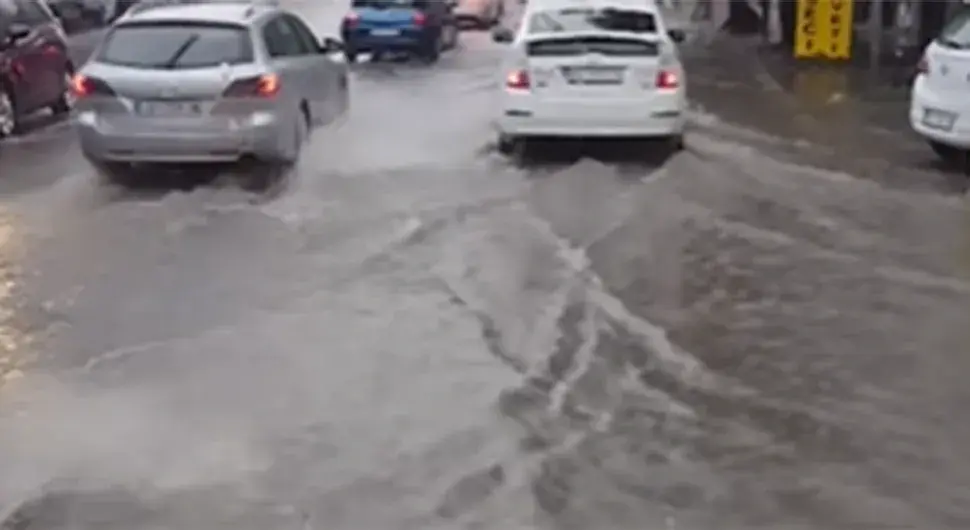 Невријеме протутњало регионом: Улице под водом, падао и град