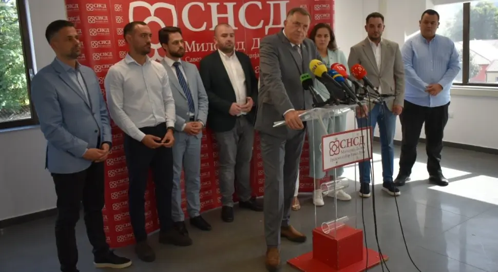 Milorad Dodik sa mladim članovima SNSD-a