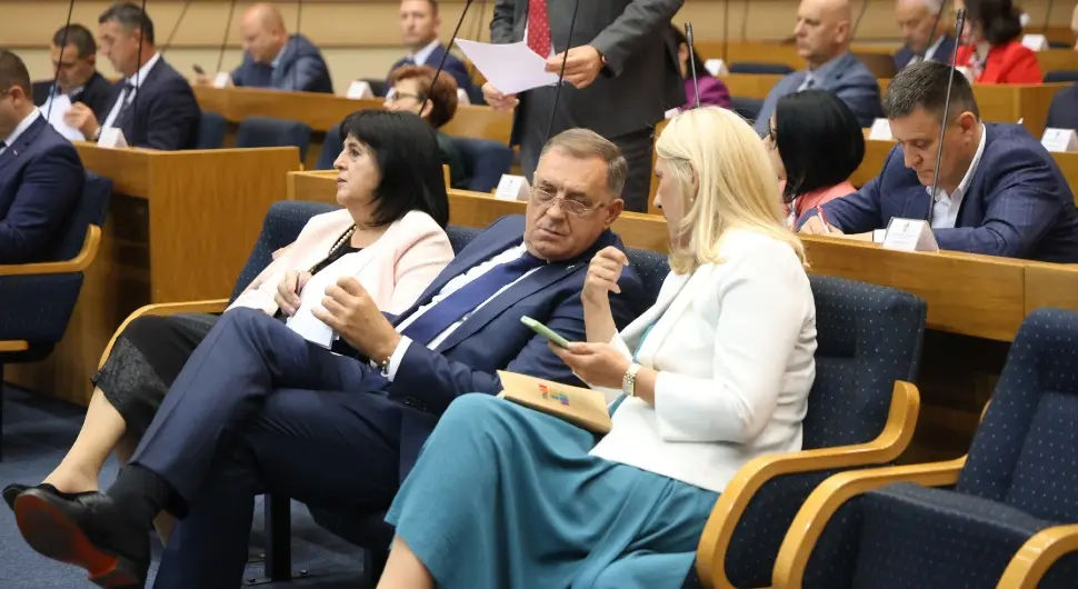 Цвијановић ће обављати послове предсједника, док Додик остаје предсједник