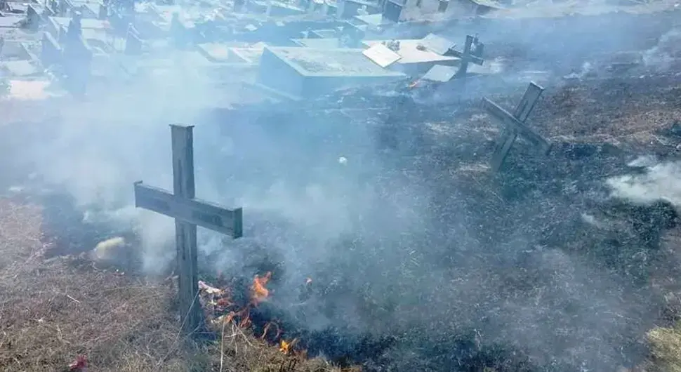 Пожар захватио гробове на Новом гробљу у Бањалуци, ватрогасци спријечили катастрофу