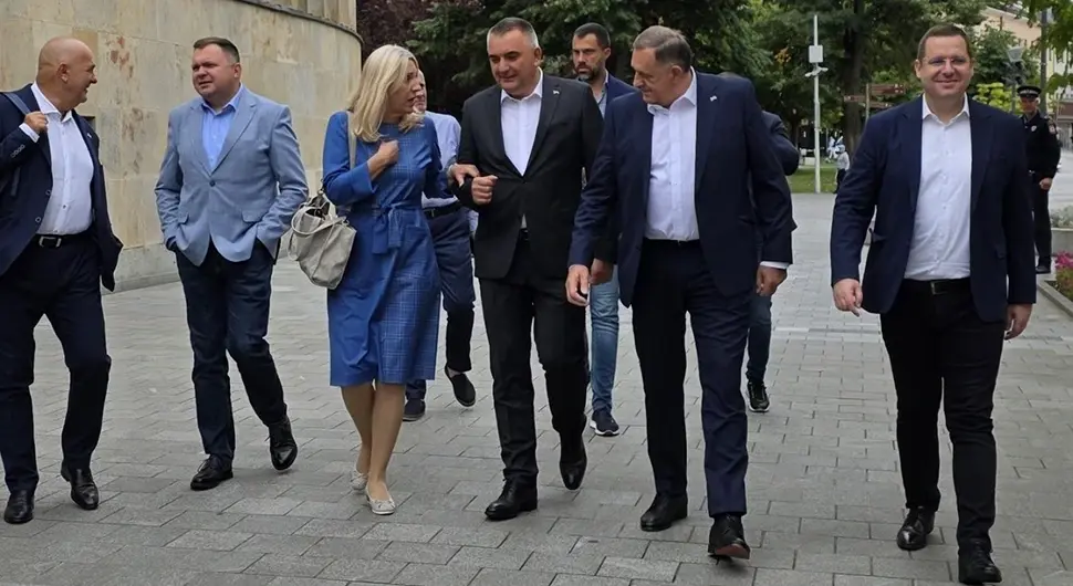 Предсједник Додик са сарадницима у шетњи Бањалуком