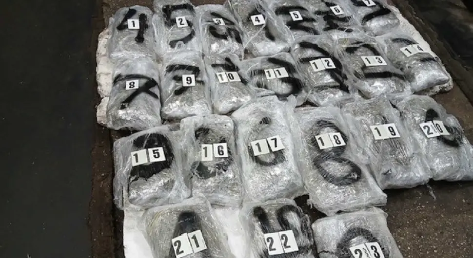 Гранична полиција у ”мерцедесу” открила 23 пакета марихуане