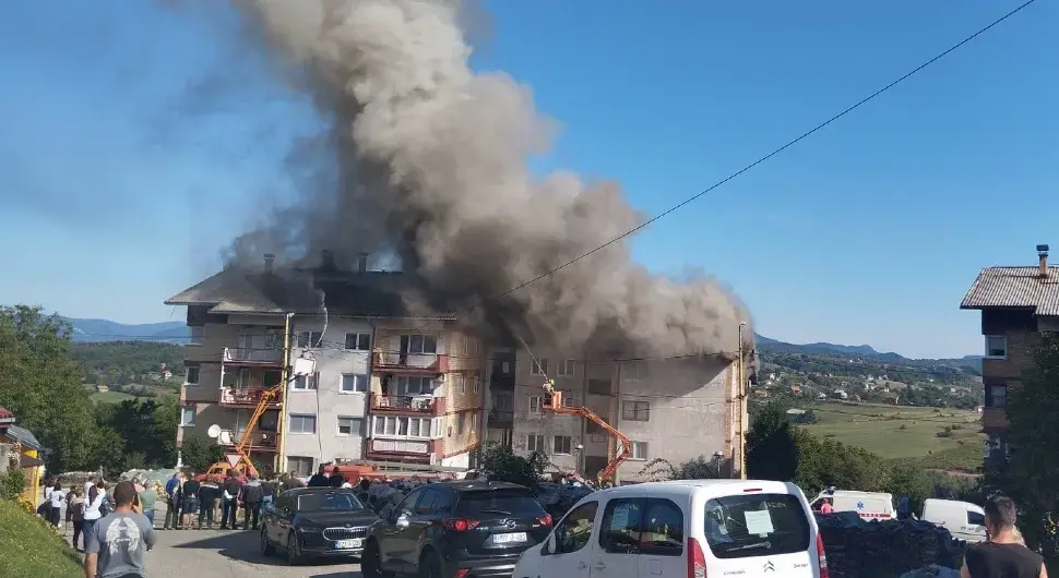 Vatrogasci gase požar u zgradi