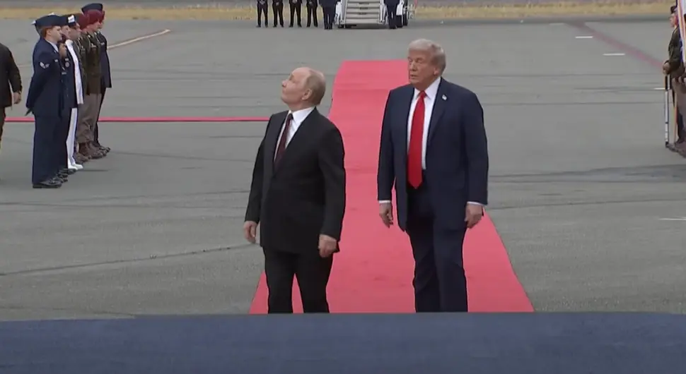 Трамп 'изненадио' Путина: Бомбардер Б-2 прелетио док су шетали!