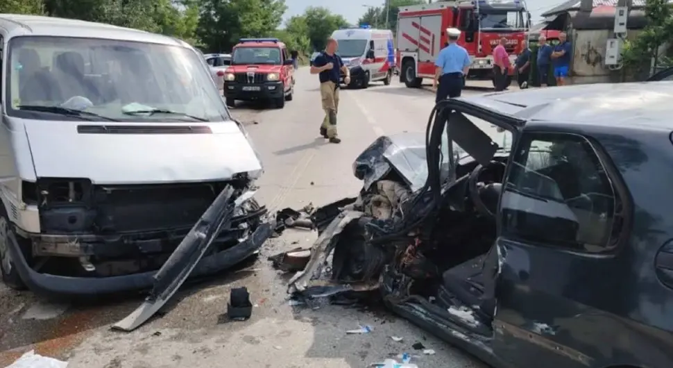 Пола аута разнесено: Тешка несрећа у Приједору